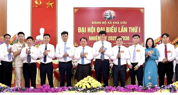 Giám đốc Sở VH,TT&DL Dương Hoàng Hương và các đại biểu chụp ảnh lưu niệm cùng Ban Chấp hành Đảng bộ xã Khả Cửu, nhiệm kỳ 2025-2030.