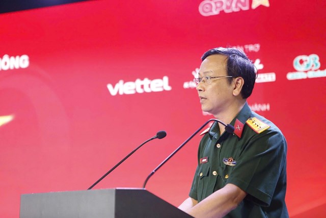 Đại tá Nguyễn Văn Hoan, Phó giám đốc Trung tâm Phát thanh - Truyền hình Quân đội phát biểu tại buổi gặp mặt.