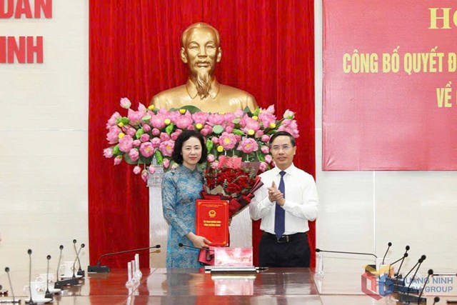 Đồng ch&iacute; Phạm Đức Ấn, Ph&oacute; B&iacute; thư Tỉnh ủy, Chủ tịch UBND tỉnh Quảng Ninh trao Quyết định bổ nhiệm v&agrave; tặng hoa ch&uacute;c mừng đồng ch&iacute; Vũ Thị Mai Anh giữ chức vụ Gi&aacute;m đốc Sở Nội vụ tỉnh.(Ảnh B&aacute;o Quảng Ninh)