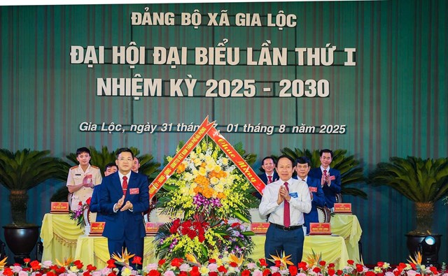 Đồng chí Lê Tiến Châu, Ủy viên Trung ương Đảng, Bí thư Thành uỷ, Trưởng Đoàn Đại biểu Quốc hội thành phố Hải Phòng tặng hoa chúc mừng Đại hội