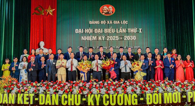 Các đồng chí lãnh đạo thành phố Hải Phòng tặng hoa chúc mừng Ban Chấp hành Đảng bộ xã Gia Lộc nhiệm kỳ 2025 - 2030