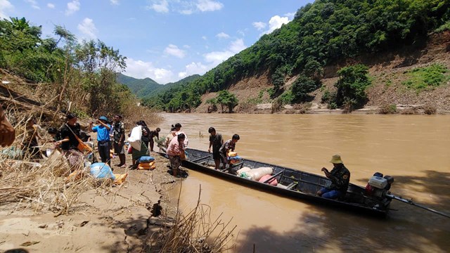 Nghĩa t&#236;nh Việt L&#224;o trong cơn lũ dữ - Ảnh 1