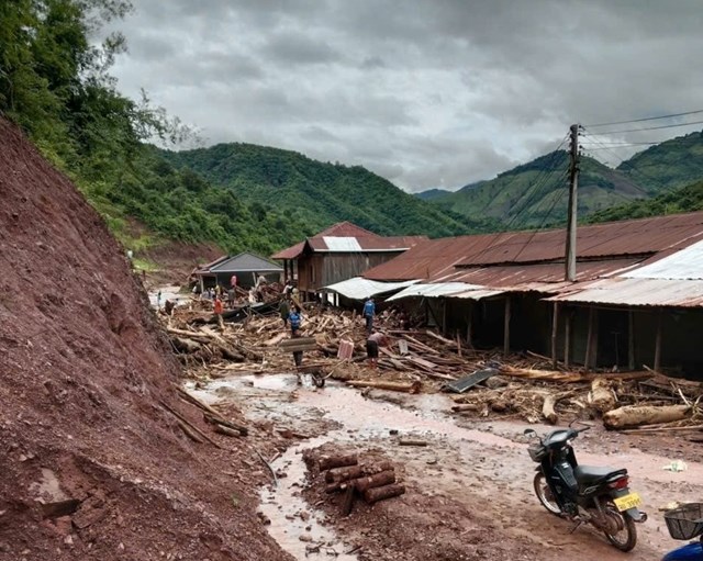 Đoạn Quốc lộ 7 thuộc huyện Nonghet, tỉnh Xiengkhuang (L&agrave;o), gi&aacute;p tỉnh Nghệ An (Việt Nam) bị &aacute;ch tắc do ảnh hưởng của mưa lũ.