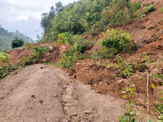 Nghĩa t&#236;nh Việt L&#224;o trong cơn lũ dữ - Ảnh 2