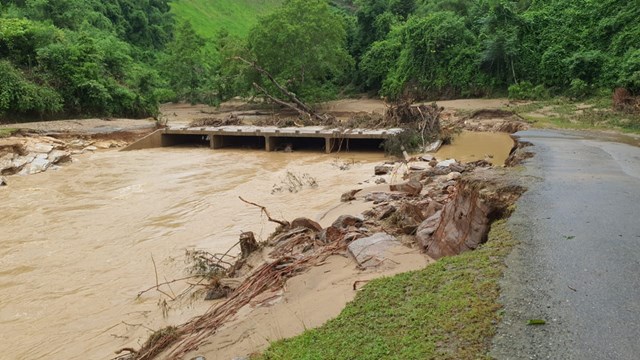Tuyến giao th&ocirc;ng huyết mạch nối MeuangKuan (Mường Quắn) với huyện Samtay (Sầm Tớ), tỉnh Huaphanh (L&agrave;o) bị chia cắt do mưa lũ.