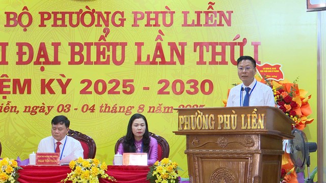 Đồng chí Phạm Tiến Thắng – Phó Bí thư Thường trực Đảng ủy phường Phù Liễn trình bày báo cáo tại phiên trù bị Đại hội đại biểu Đảng bộ phường lần thứ I, nhiệm kỳ 2025–2030.