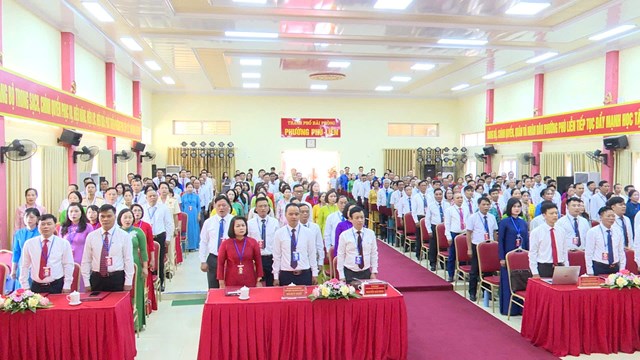 Toàn cảnh phiên trù bị Đại hội đại biểu Đảng bộ phường Phù Liễn lần thứ I, nhiệm kỳ 2025–2030 – nghi thức chào cờ.