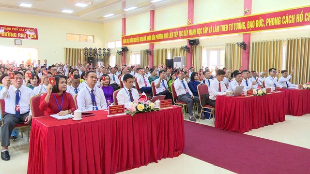 Các đại biểu biểu quyết thông qua nội dung chương trình, quy chế làm việc tại phiên trù bị Đại hội.