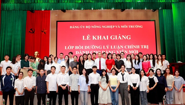 Khai giảng lớp “Bồi dưỡng lý luận chính trị dành cho đảng viên mới” năm 2025 - Ảnh 2