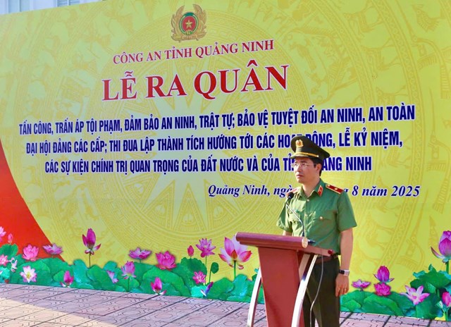 Thiếu tướng Trần Văn Phúc – Giám đốc Công an tỉnh Quảng Ninh chủ trì Lễ ra quân.