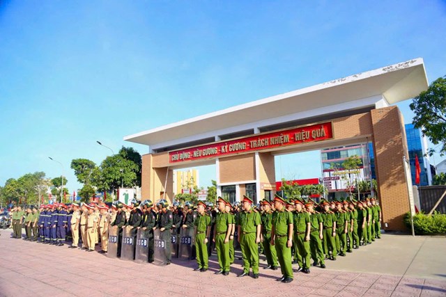 Cán bộ, chiến sĩ Công an tỉnh Quảng Ninh thể hiện quyết tâm giữ vững an ninh, trật tự, bảo vệ Đại hội Đảng các cấp.