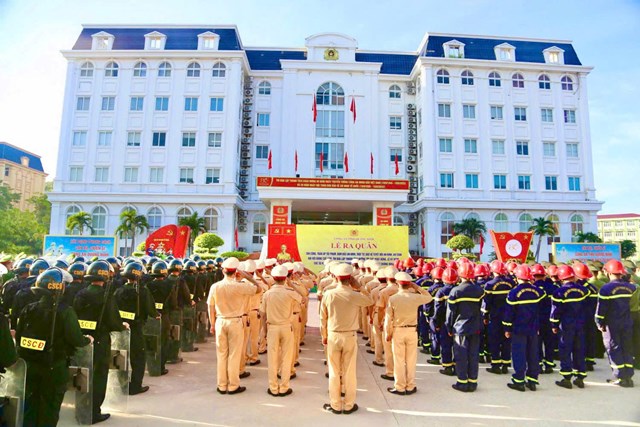 Toàn cảnh buổi Lễ ra quân tấn công, trấn áp tội phạm của Công an tỉnh Quảng Ninh sáng 4/8 tại Quảng trường 30/10, TP Hạ Long.