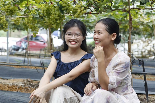 Chị Nguyễn Lệ Thủy (vợ anh Thắng &aacute;o s&aacute;ng) chia sẻ c&ugrave;ng du kh&aacute;ch tham quan trải nghiệm tại vườn nho.