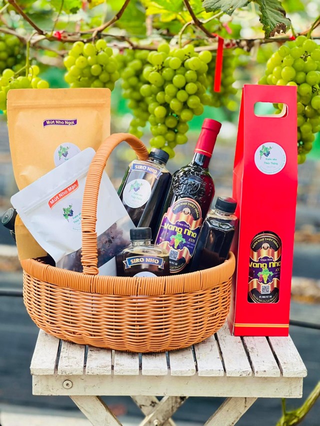 Rượu nho v&agrave; siro được l&agrave;m từ nho của gia đ&igrave;nh anh Thắng.