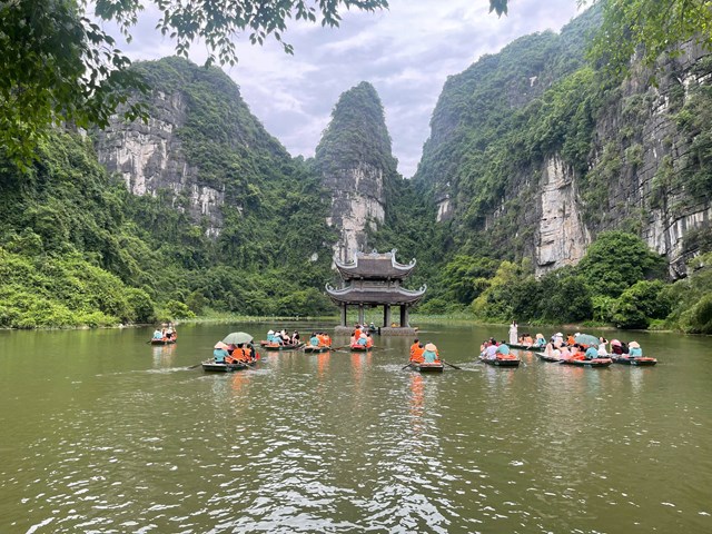 Đền Trần giữa dòng nước – nơi tưởng niệm Quốc công Tiết chế Trần Hưng Đạo – một danh tướng giữ nước lừng lẫy trong lịch sử dân tộc.