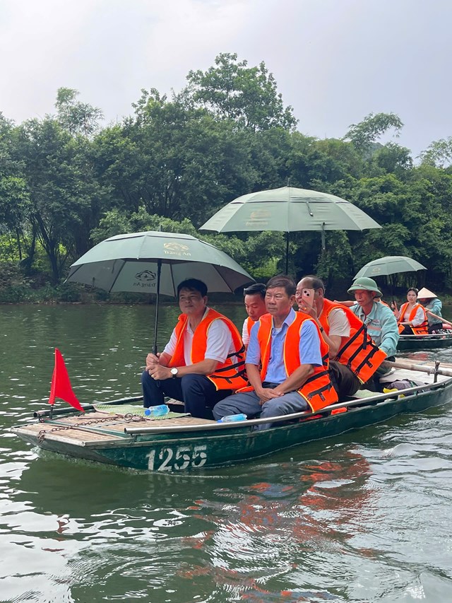 Tràng An còn là nơi văn hóa dân gian sống động với hình ảnh những người chèo đò – vừa là người lái thuyền, vừa là người kể chuyện. Từng câu ca, điệu hát, từng lời thuyết minh dung dị của họ đã góp phần tạo nên một không gian văn hóa nhân bản, truyền cảm hứng đến từng du khách.