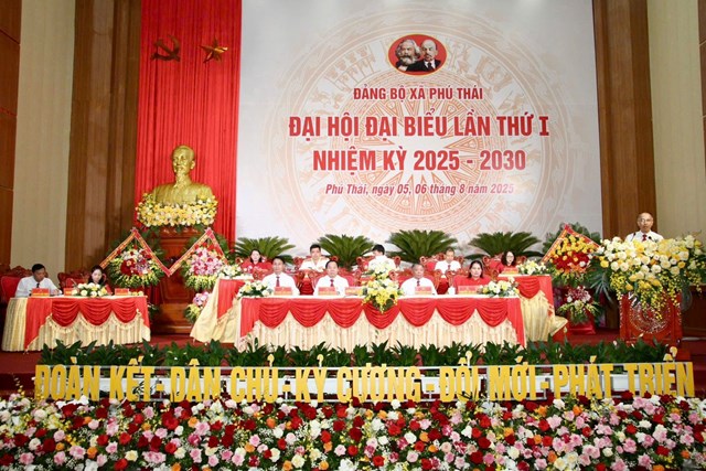 Đoàn chủ tịch Đại hội.
