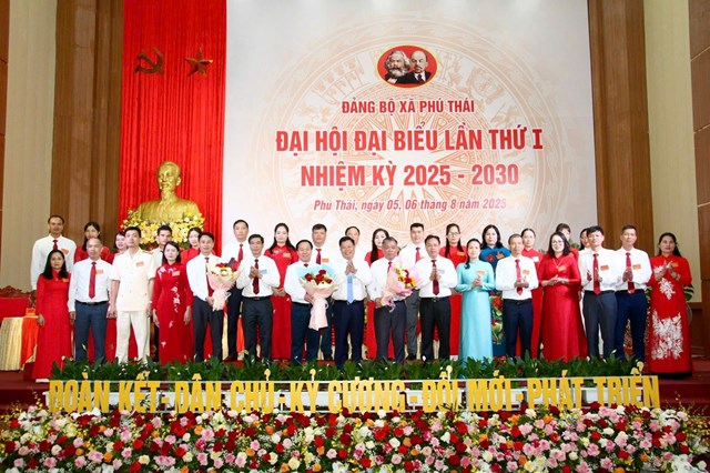 Ban chấp hành Đảng bộ xã Phú Thái nhiệm kỳ 2025-2030 ra mắt Đại hội.