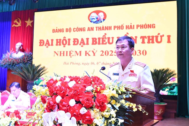 Thiếu tướng Bùi Quang Bình, Ủy viên BTV Thành ủy, Bí thư Đảng ủy, Giám đốc CATP phát biểu tại đại hội