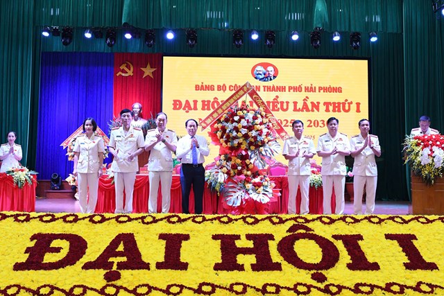 Đồng chí Lê Tiến Châu, Ủy viên TW Đảng, Bí thư Thành ủy, Trưởng Đoàn ĐBQH HP tặng hoa chúc mừng đại hội