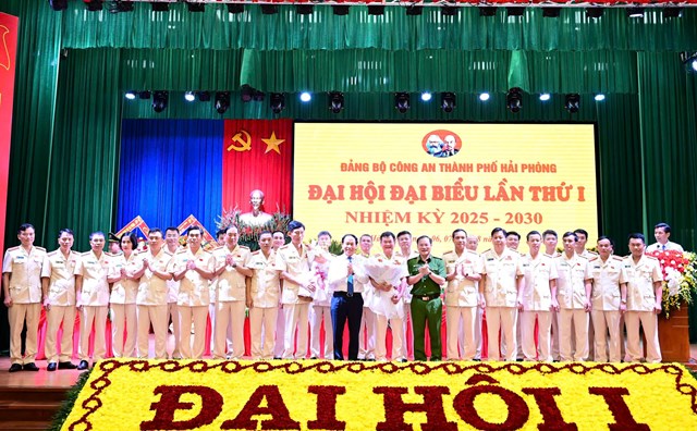 Đồng chí Lê Tiến Châu, Ủy viên TW Đảng, Bí thư Thành ủy, Trưởng Đoàn ĐBQH HP và Thượng tướng Nguyễn Văn Long, Ủy viên BTV Đảng ủy CATW, Thứ trưởng Bộ Công an tặng hoa chúc mừng BCH Đảng bộ CATP, nhiệm kỳ 2025 – 2030