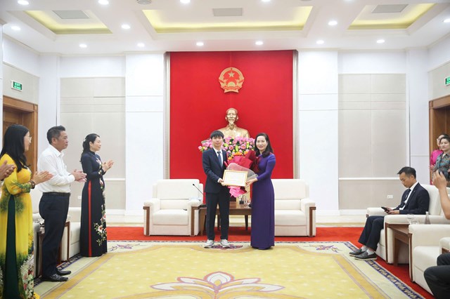 Đồng ch&iacute; Nguyễn Thị Hạnh, Ph&oacute; Chủ tịch UBND tỉnh trao khen thưởng cho học sinh Ninh Quang Thắng, lớp 12 chuy&ecirc;n Tin, Trường THPT Chuy&ecirc;n Hạ Long.