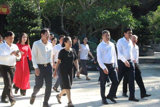 Liên hiệp Các tổ chức hữu nghị Việt Nam trao 3,4 tỷ đồng tiếp sức Nghệ An hỗ trợ bà con vùng lũ - Ảnh 1