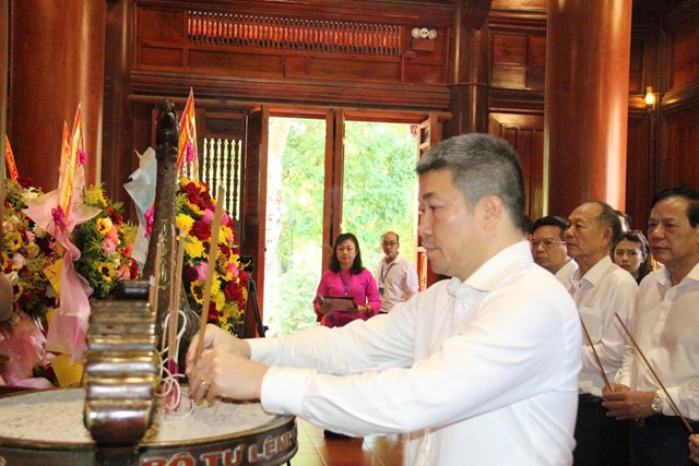 Ông Phan Anh Sơn – Chủ tịch Liên hiệp Các tổ chức hữu nghị Việt Nam và ông Nguyễn Ngọc Hùng – Phó Chủ tịch Liên hiệp, dâng hương tưởng niệm Chủ tịch Hồ Chí Minh tại Khu Di tích Quốc gia đặc biệt Kim Liên.