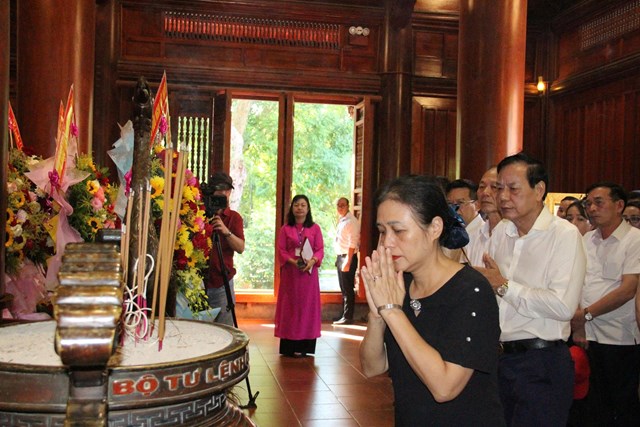 Bà Nguyễn Phương Nga – Nguyên Chủ tịch Liên hiệp Các tổ chức hữu nghị Việt Nam cùng đoàn công tác dâng hương tưởng niệm Chủ tịch Hồ Chí Minh tại Khu Di tích Quốc gia đặc biệt Kim Liên.