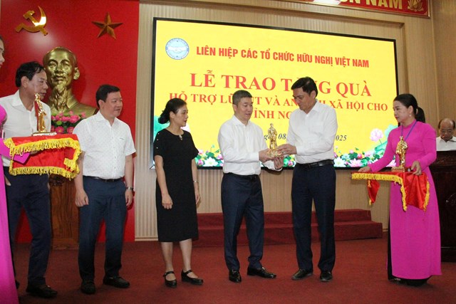 Ông Hoàng Nghĩa Hiếu – Phó Bí thư Thường trực Tỉnh ủy, Chủ tịch HĐND tỉnh, Chủ tịch Liên hiệp Các tổ chức hữu nghị tỉnh Nghệ An trao quà lưu niệm tặng các đại biểu Liên hiệp Các tổ chức hữu nghị Việt Nam.