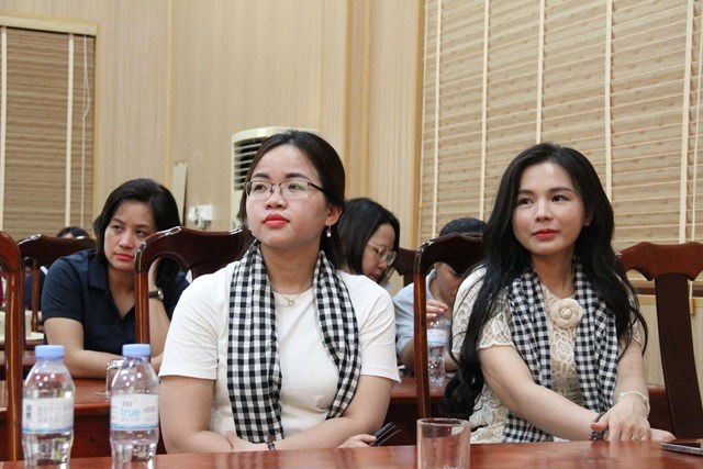 Các đại biểu tham dự Lễ trao tiền hỗ trợ cho tỉnh Nghệ An