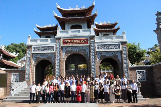 Đoàn đại biểu thăm Đền Chung Sơn – đền thờ gia tiên Chủ tịch Hồ Chí Minh.