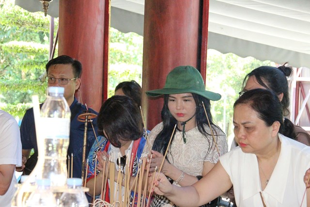 Các đại biểu dâng hương, dâng hoa tại Khu Di tích lịch sử Quốc gia Truông Bồn.