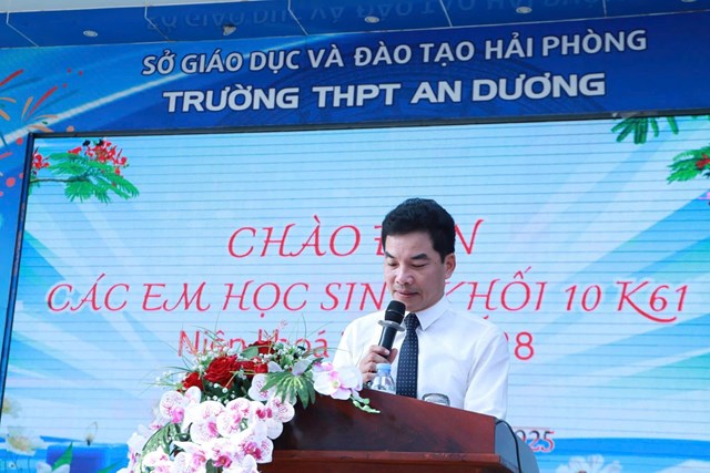 Thầy Vũ Văn Huy – Bí thư Đảng ủy, Hiệu trưởng nhà trường phát biểu chúc mừng và truyền cảm hứng tới 953 tân học sinh lớp 10.