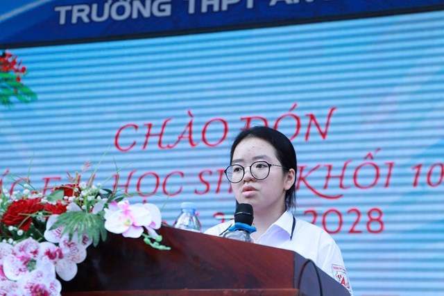 Em Nguyễn Minh Huyền – Thủ khoa đầu vào, đại diện tân học sinh bày tỏ cảm xúc và quyết tâm trong hành trình ba năm sắp tới.