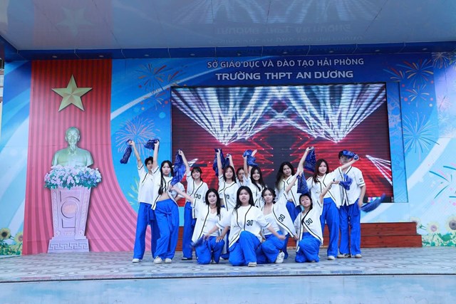 Tiết mục văn nghệ sôi động do học sinh các câu lạc bộ biểu diễn, thể hiện sắc màu tuổi trẻ THPT An Dương.