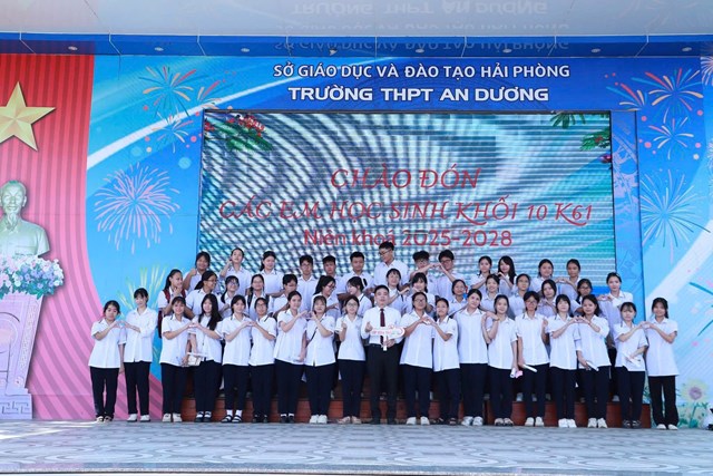 Tân học sinh Khóa 61 chính thức gặp gỡ thầy cô chủ nhiệm – những người đồng hành cùng các em trong suốt ba năm tới.