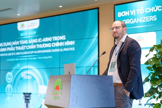 GS.TS.BS. Dietmar Krappinger phát biểu tại hội thảo.