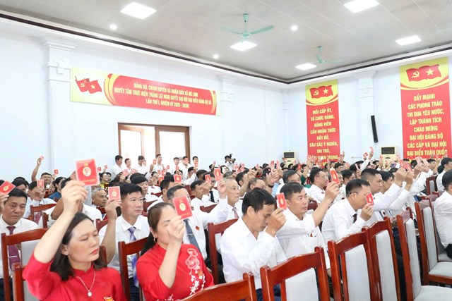 Đại biểu biểu quyết một số nội dung tại Đại hội.