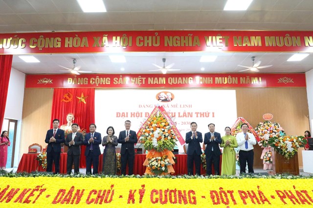 Lãnh đạo TP Hà Nội tặng hoa chúc mừng Đại hội.