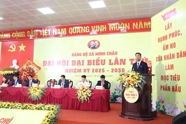 Đồng chí Nguyễn Đức Tiến - Bí thư Đảng ủy, Chủ tịch HĐND xã Minh Châu phát biểu khai mạc Đại hội