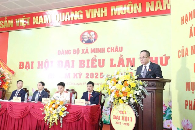 Đồng chí Trung tướng Nguyễn Thanh Tùng, Giám đốc CATP Hà Nội tặng hoa chúc mừng Ban Chấp hành Đảng bộ xã Minh Châu