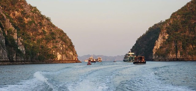 Du kh&aacute;ch tham quan quần đảo C&aacute;t B&agrave; Khu dự trữ sinh quyển thế giới.