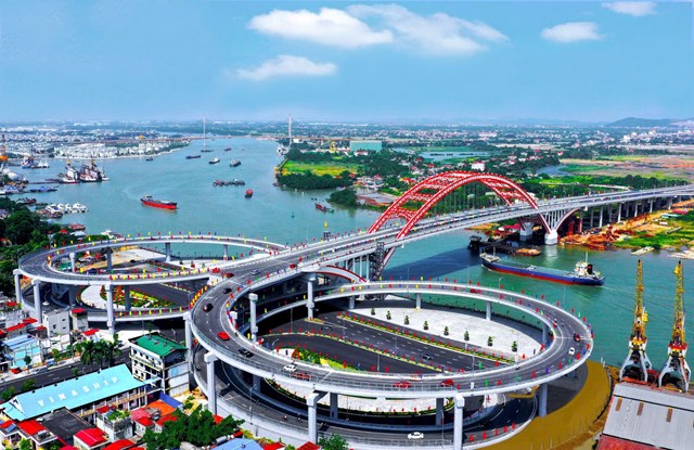 Cầu Ho&agrave;ng Văn Thụ, c&ocirc;ng tr&igrave;nh biểu tượng cho bước chuyển m&igrave;nh của th&agrave;nh phố cảng.
