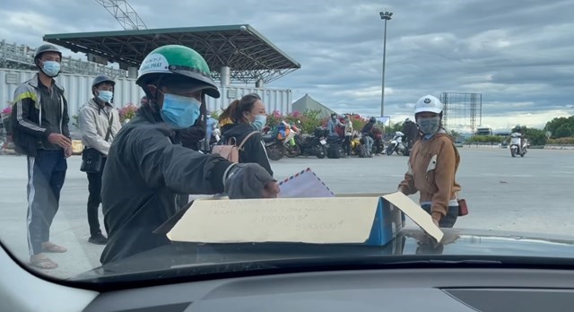 Món quà nghĩa tình trên mui xe giữa những ngày cách ly vì COVID-19