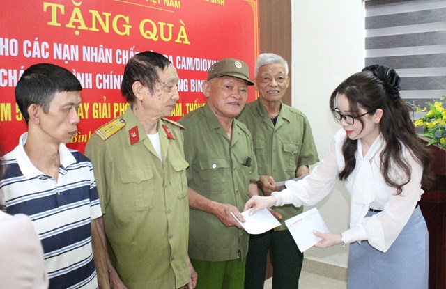 Nhà báo Trần Thị Hằng – Trưởng Văn phòng đại diện Tạp chí Kinh tế và Đồ uống khu vực Bắc Miền Trung cùng đoàn công tác trao quà động viên các nạn nhân chất độc da cam tại phường Vinh Phú.