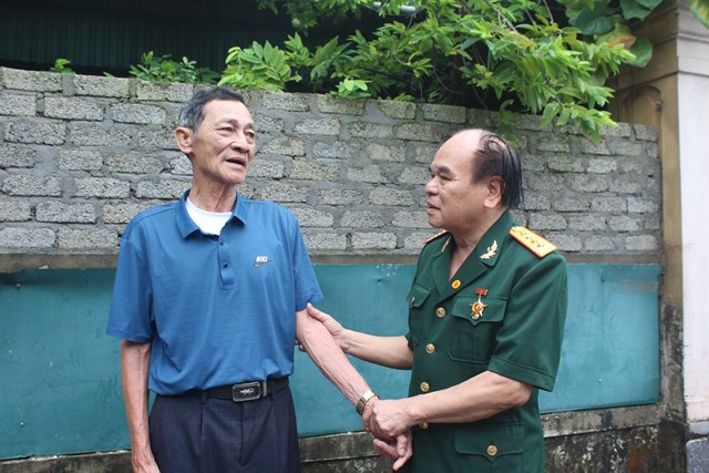 Đại tá Tạ Quang Dư thăm gia đình ông Phạm Ngọc Hậu (xóm 6, phường Vinh Phú, TP Vinh) – thương binh hạng 2/4, gia đình giáo dân có 3 người là nạn nhân chất độc da cam.