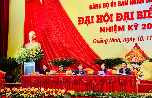 Đoàn Chủ tịch điều hành đại hội.