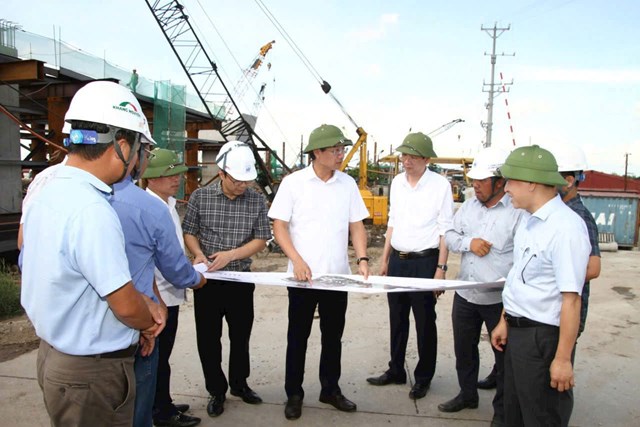 Phó Chủ tịch Thường trực UBND TP Hải Phòng Lê Anh Quân trao đổi, chỉ đạo tại khu vực thi công dự án tái định cư.