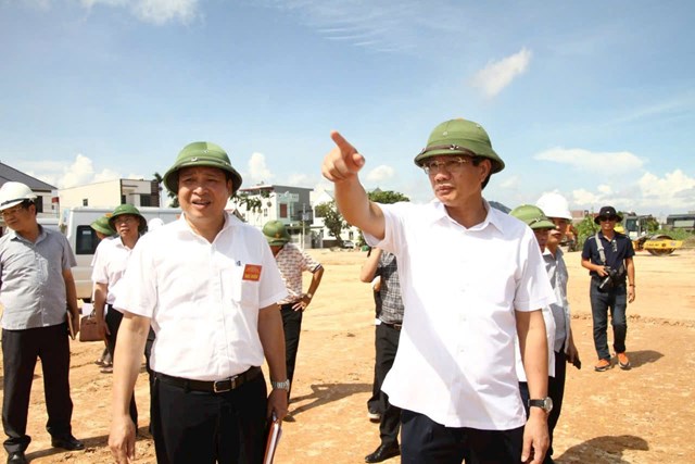 Phó Chủ tịch Thường trực UBND TP Hải Phòng Lê Anh Quân nghe báo cáo phương án thi công tại công trường dự án đường Vành đai 2.